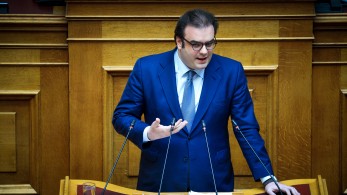 Πιερρακάκης: Το κράτος δεν μπορεί να εξαντλεί την αυστηρότητά του σε εθνικές τραγωδίες (video) Πιερρακάκης: Το κράτος δεν μπορεί να εξαντλεί την αυστηρότητά του σε εθνικές τραγωδίες (video)