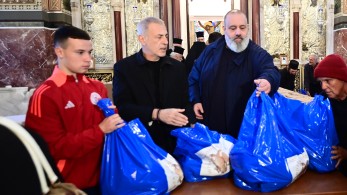 Ο Γιάννης Μώραλης στη διανομή πασχαλινών δεμάτων αγάπης από την Ιερά Μητρόπολη Πειραιώς