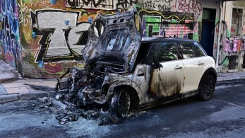 Νύχτα κόλασης στα Εξάρχεια: καμένα οχήματα, 72 προσαγωγές και τραυματισμένος αστυνομικός (photos & video)