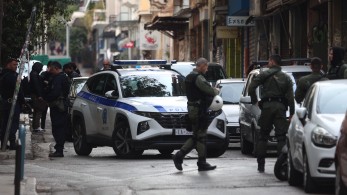 Εξάρχεια: βρέθηκαν πέτρες και κράνη σε υπό κατάληψη κτήριο (photos)