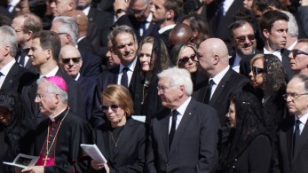 Αντιπολίτευση με ένα μαύρο βέλο - Κλαίει ακόμα και το βέλο