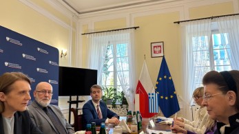 Στη Βαρσοβία η Μενδώνη: στήριξη της πολωνικής κυβέρνησης για τα Γλυπτά του Παρθενώνα