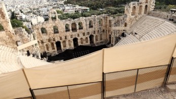 Ηρώδειο: αυτοκίνητο καβάλησε τον πεζόδρομο και «κατέβηκε» τα σκαλιά