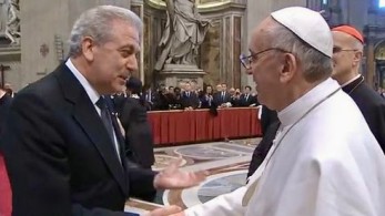 Αποχαιρετισμός Αβραμόπουλου στον Πάπα Φραγκίσκο: Ένας ηγέτης της συμπερίληψης και του ανθρωπισμού