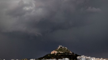 Καιρός: ραγδαία αλλαγή με καταιγίδες, σκόνη, θυελλώδεις ανέμους - Πού θα χτυπήσει το φαινόμενο «INES»