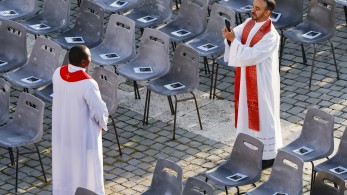 Η πλούσια κηδεία του «πάπα των φτωχών»