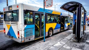 Φωτιά σε λεωφορείο στο Βόλο - Για 300 μέτρα κινούνταν βγάζοντας καπνούς