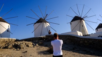 Νίκος Οικονομόπουλος: το χλιδάτο ξενοδοχείο που άνοιξε στη Μύκονο (video)
