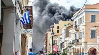 Πάτρα: η στιγμή που ξεσπά η φωτιά σε κατάστημα - Βίντεο ντοκουμέντο με έντρομους μαθητές