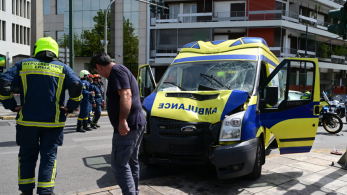 Τροχαίο με ασθενοφόρο στο Παγκράτι: σε ΜΕΘ εισάγονται οι δύο από τους τρεις τραυματίες