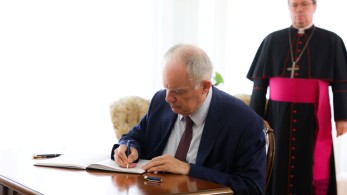 Ο ΠτΔ Κωνσταντίνος Τασούλας υπέγραψε το βιβλίο συλλυπητηρίων για τον Πάπα Φραγκίσκο (photos)