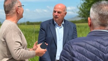 Αυτοψία από τον Τσιάρα σε πληγείσες καλλιέργειες στον Παλαμά Καρδίτσας