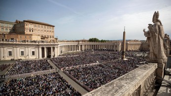 Πάπας Φραγκίσκος: «Βούλιαξε» η πλατεία του Αγίου Πέτρου, πάνω από 100.000 πιστοί στο λαϊκό προσκύνημα (live)