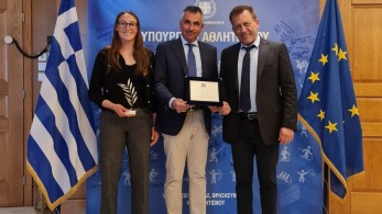 Ιωάννης Βρούτσης: Τίμησε την πρωταθλήτρια ιστιοπλοΐας Ερμιόνη Γκίκα (photo) Ιωάννης Βρούτσης: Τίμησε την πρωταθλήτρια ιστιοπλοΐας Ερμιόνη Γκίκα (photo)