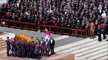 Κοσμοσυρροή για να αποχαιρετήσουν τον «πάπα των φτωχών» Κοσμοσυρροή για να αποχαιρετήσουν τον «πάπα των φτωχών»
