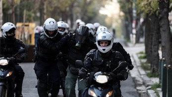 Ειδικοί φρουροί καταγγέλλουν αστυνομικό ότι απέτρεψε σύλληψη κουκουλοφόρου στα χθεσινά επεισόδια