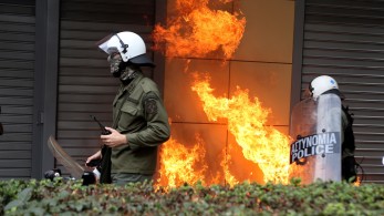 Σοβαρά επεισόδια στο Σύνταγμα – Τραυματίστηκαν αστυνομικοί (vid)