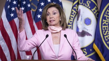 «Θα φύγει με… απεντόμωση»: Η απίστευτη ατάκα της Πελόζι για τον Τραμπ