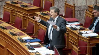 Οργή Χρυσοχοΐδη: Τραμπούκοι δολοφόνοι επιτέθηκαν σε αστυνομικούς έξω απο την Βουλή