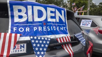 Μπάιντεν και Ομπάμα «σφάζουν με το μπαμπάκι» τον Τραμπ