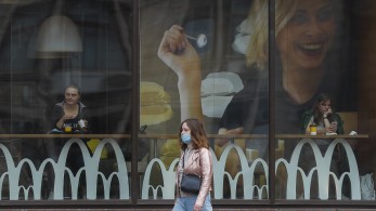 ΗΠΑ: Υποχρεωτική η μάσκα στα McDonald’s