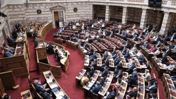 Στη Βουλή έγινε της… μάσκας – Δείτε φωτογραφίες