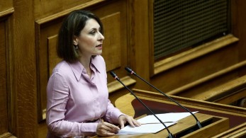 Αλεξοπούλου για την επίθεση στο γραφείο της: Η δημοκρατία δεν φοβάται
