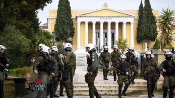 Δίωξη αστυνομικού που κατηγορείται ότι εμπόδισε σύλληψη κουκουλοφόρου