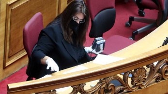 Υποχρεωτική η μάσκα και στη Βουλή