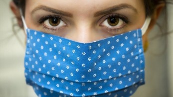 Κορωνοϊός: Συναγερμός για τη διασπορά κρουσμάτων – Προ των πυλών η υποχρεωτική χρήση μάσκας