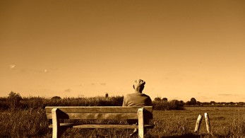 Το «τσουνάμι» του κορωνοϊού παρασύρει και το ασφαλιστικό