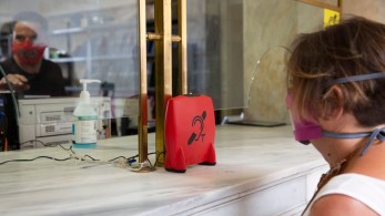 Δήμος Αθηναίων: Παρεμβάσεις προσβασιμότητας για άτομα με δυσκολία ακοής