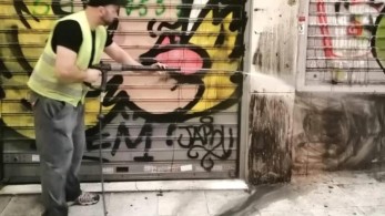 Δήμος Αθηναίων: Μεγάλη αντιγκράφιτι παρέμβαση σε όλη την οδό Αθηνάς (pics)