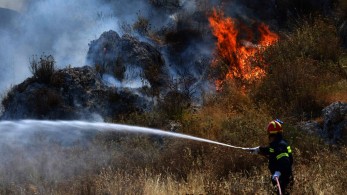 Εκκενώθηκε προληπτικά οικισμός στην Κάρυστο λόγω της πυρκαγιάς