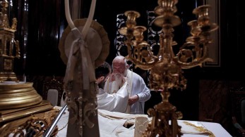 Αγιά Σοφιά: Ο Ακάθιστος Ύμνος στη Μητρόπολη Αθηνών – Πένθιμα χτυπούν οι καμπάνες σε όλη τη χώρα