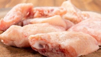 Εσείς το ξέρετε; Για αυτό το λόγο δεν πρέπει ποτέ να ξεπαγώνετε κοτόπουλο και γαλοπούλα με ζεστό νερό