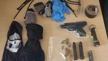 Κορυδαλλός: Ναρκωτικά, σιδηρολοστοί, αυτοσχέδια μαχαίρια, σουβλιά και κινητά τηλέφωνα εντοπίστηκαν σε έρευνα