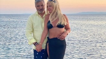 Τρυφερές στιγμές του ζεύγους Πατούλη με θέα τη θάλασσα (pic)