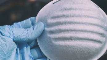 Γιατί δεν πρέπει να κατεβάζουμε τη μάσκα στο πηγούνι μας