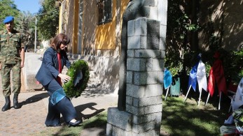 Κατέθεσε στεφάνι στη μνήμη των θυμάτων της δικτατορίας η Σακελλαροπούλου