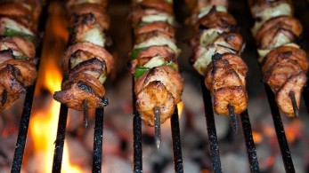 Προσοχή: Ο ΕΦΕΤ ανακαλεί από την αγορά σουβλάκια κοτόπουλο με μπέικον