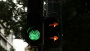 Τρίκαλα: Τον έδειρε και τον ψέκασε επειδή δεν… ξεκίνησε στο πράσινο!