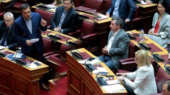 «Ντροπή είναι»: Αρένα η Βουλή για τα μάτια της… Δημοκρατικής Παράταξης