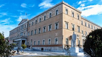 Θαύμα στη Βουλή: Οι μισοί υπάλληλοι αξιολογήθηκαν με άριστα από τους διευθυντές τους