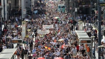 Διαδηλώσεις στο Βερολίνο κατά των μέτρων προστασίας από τον κορωνοϊο