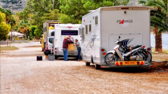 Υπουργείο Τουρισμού - Αυτοκινούμενα τροχόσπιτα: πράσινο φως για στάθμευση με κανόνες και σεβασμό