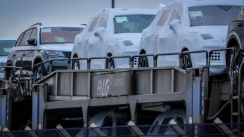 Αυξάνονται τα υβριδικά, μένουν πίσω τα ηλεκτρικά - το μεταβατικό στάδιο της κινητικότητας στην Ελλάδα