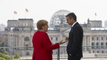 Ο Μητσοτάκης, ο Μερτς και η σιωπηλή νίκη της σταθερότητας