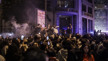 Παρίσι: αυτοκίνητο παρέσυρε φιλάθλους μετά τον ημιτελικό του Champions League - Τρεις τραυματίες (video)