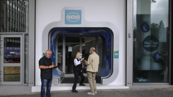 Η Εθνική Τράπεζα ενισχύει τις αεροδιακομιδές του ΕΚΑΒ με δωρεά ελικοπτέρου